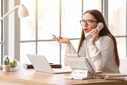 Sindicalista despedida tras la maternidad por hablar por teléfono
